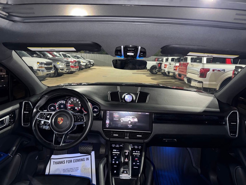 Porsche Cayenne Vehicle Full-screen Gallery Image 17