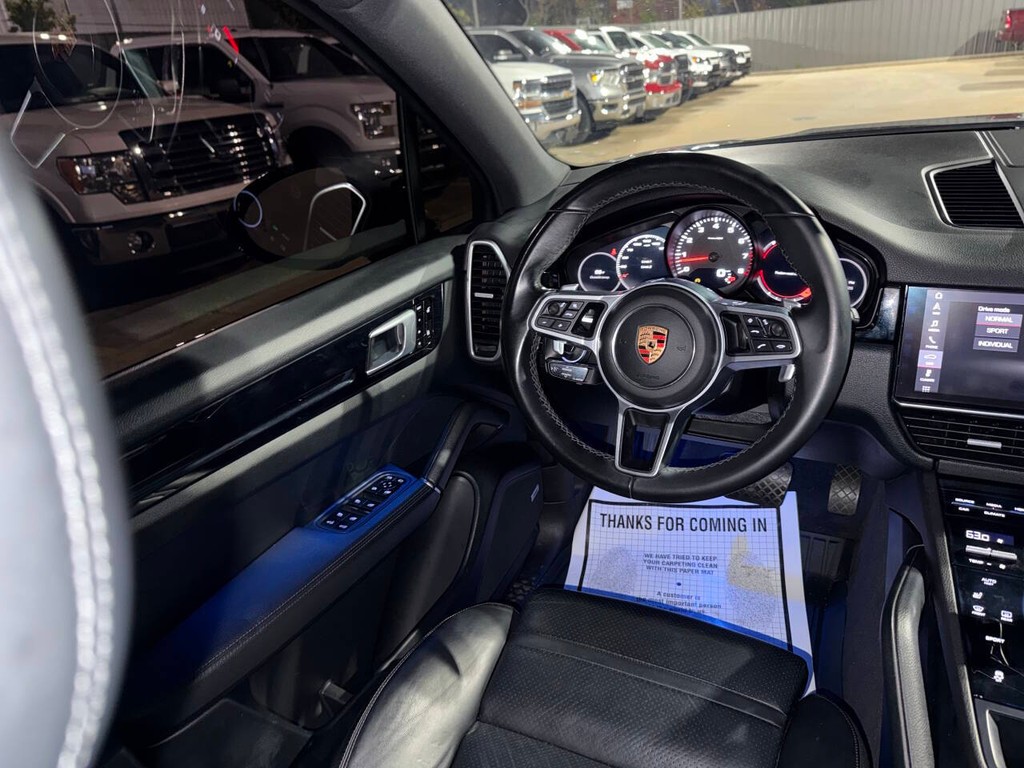 Porsche Cayenne Vehicle Full-screen Gallery Image 20