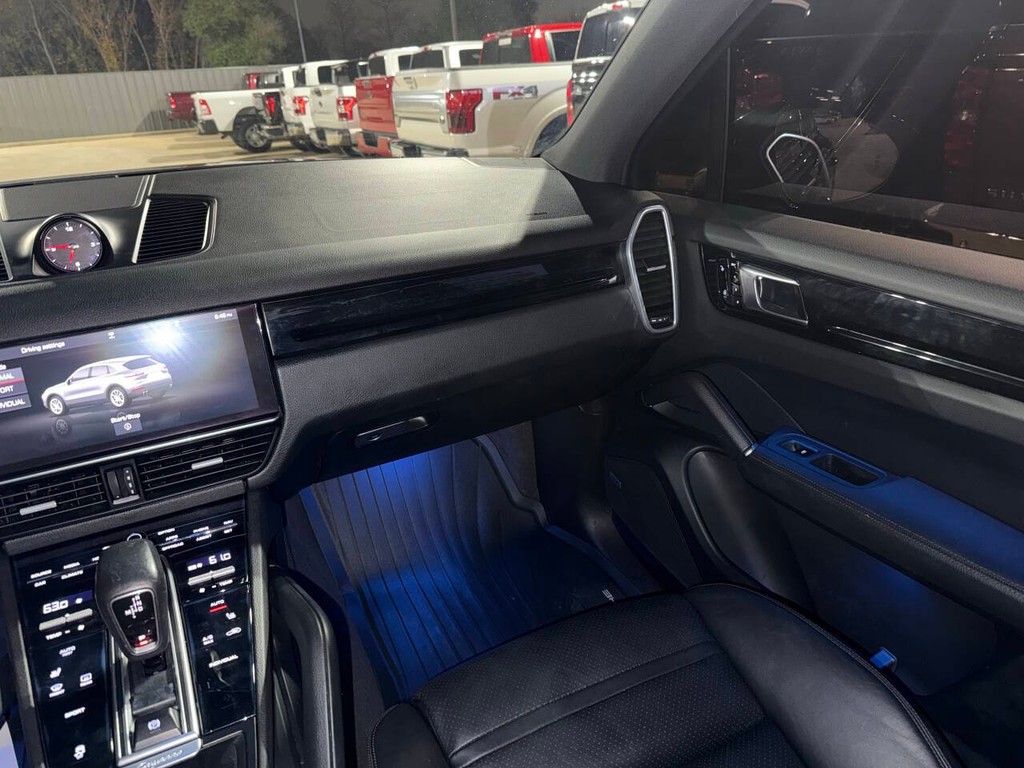 Porsche Cayenne Vehicle Full-screen Gallery Image 21