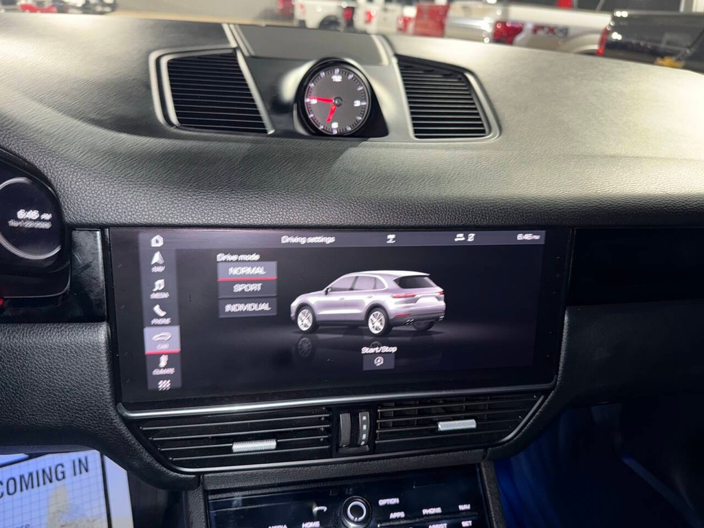 Porsche Cayenne Vehicle Full-screen Gallery Image 25