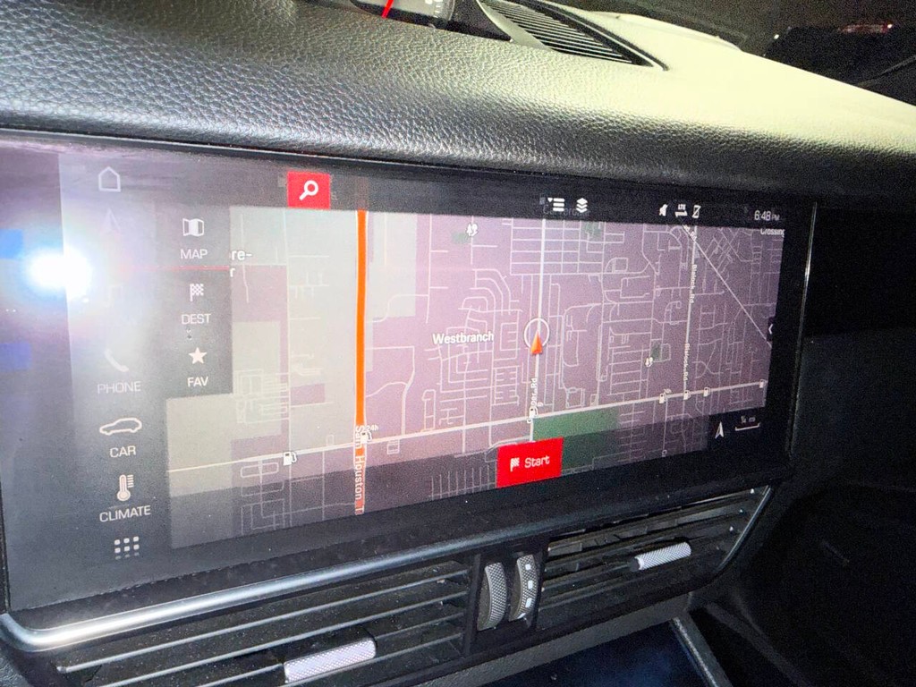 Porsche Cayenne Vehicle Full-screen Gallery Image 26