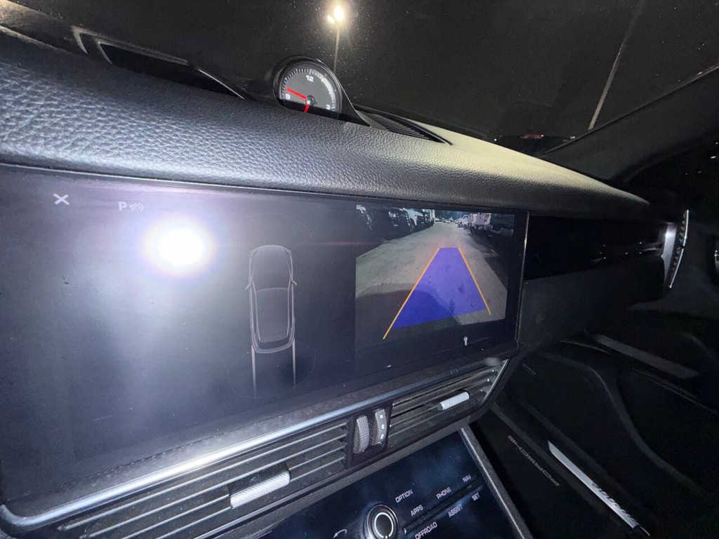 Porsche Cayenne Vehicle Full-screen Gallery Image 27