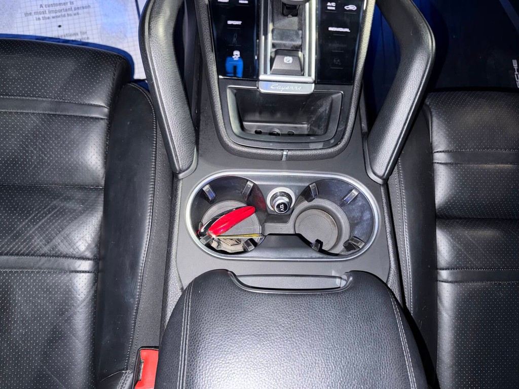 Porsche Cayenne Vehicle Full-screen Gallery Image 29