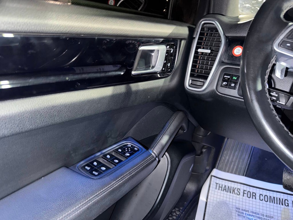 Porsche Cayenne Vehicle Full-screen Gallery Image 30