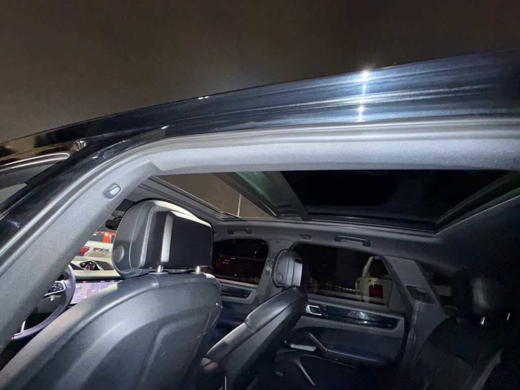 Porsche Cayenne Vehicle Full-screen Gallery Image 32