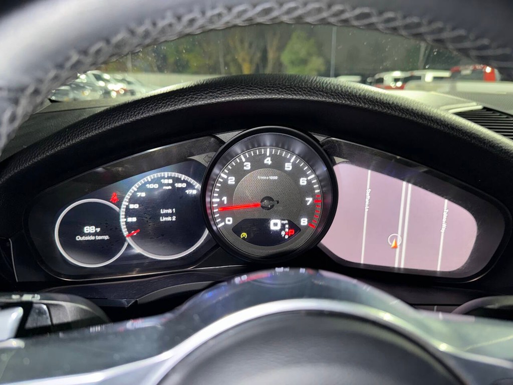 Porsche Cayenne Vehicle Full-screen Gallery Image 33