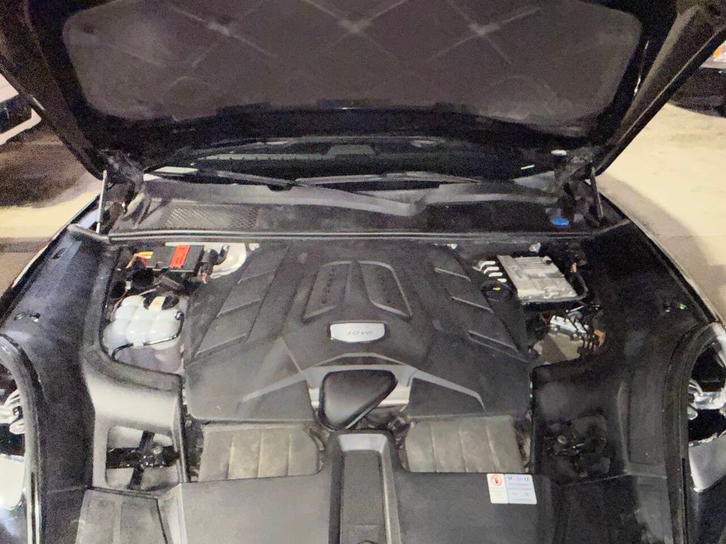 Porsche Cayenne Vehicle Full-screen Gallery Image 36