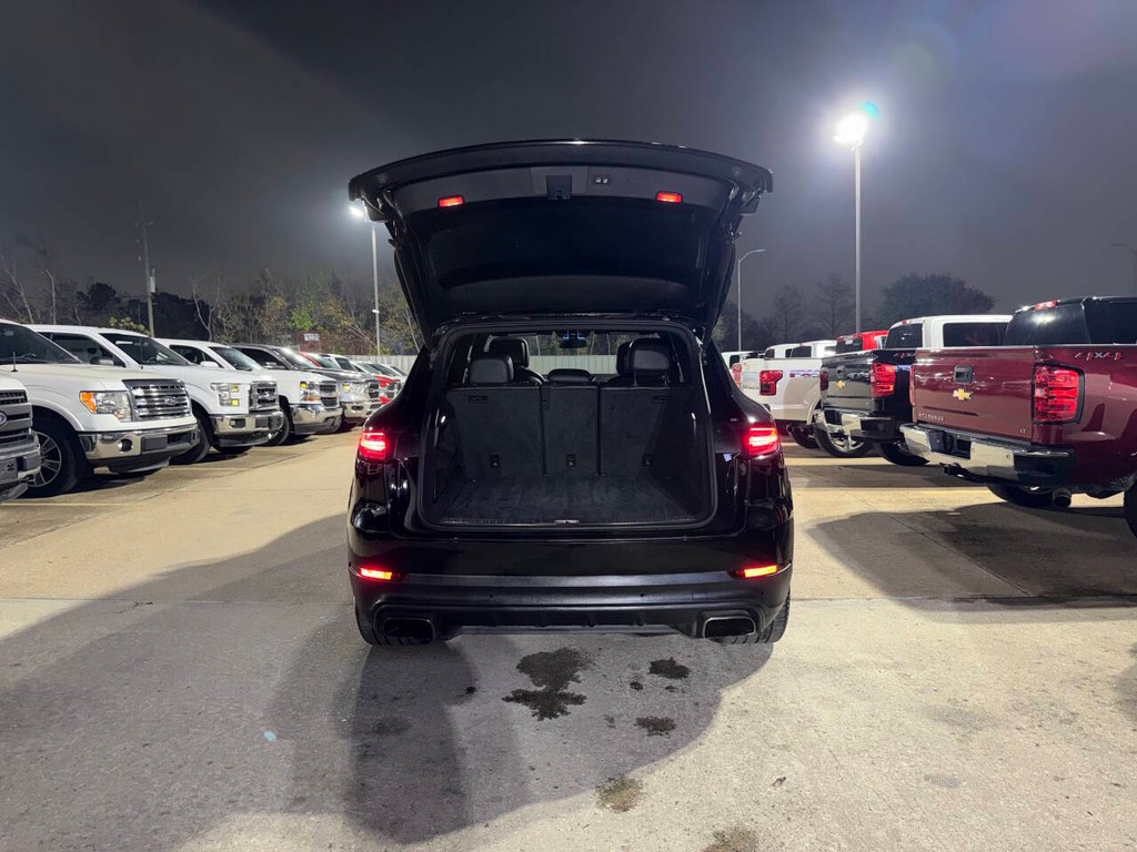 Porsche Cayenne Vehicle Full-screen Gallery Image 38