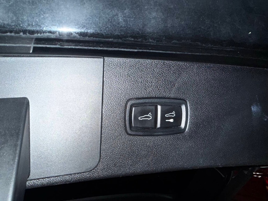 Porsche Cayenne Vehicle Full-screen Gallery Image 39