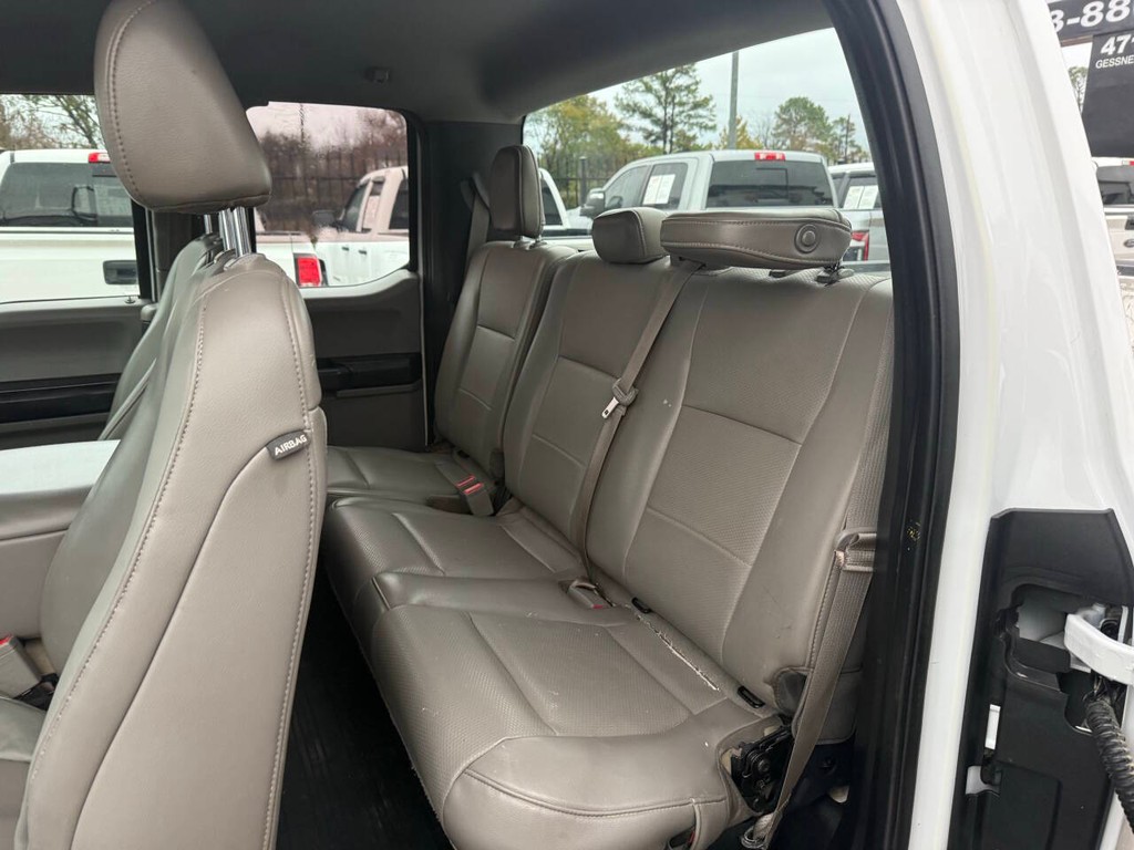 Ford F-150 Vehicle Full-screen Gallery Image 12