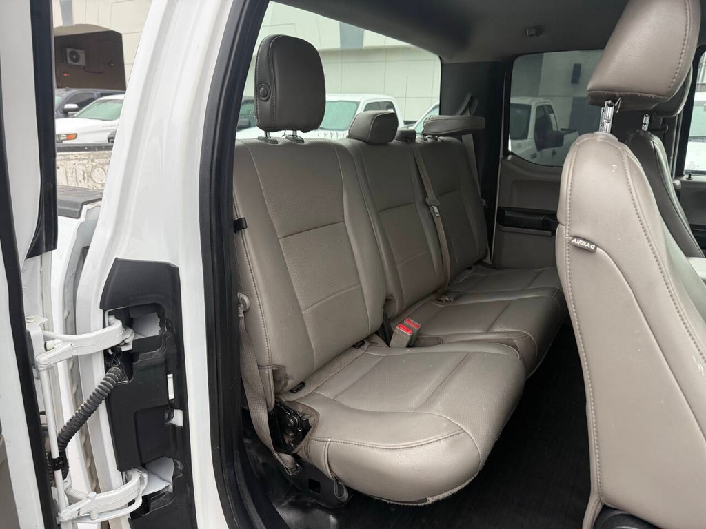 Ford F-150 Vehicle Full-screen Gallery Image 14