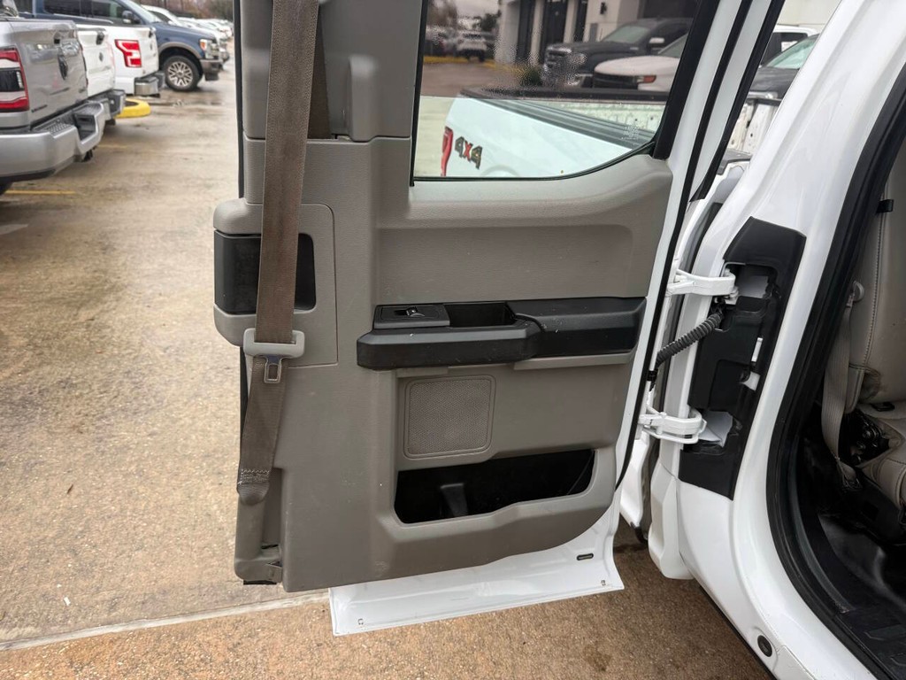 Ford F-150 Vehicle Full-screen Gallery Image 15