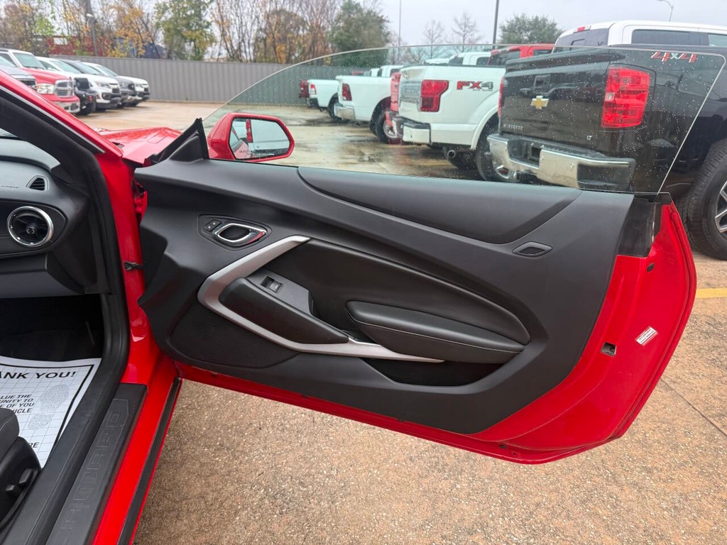 Chevrolet Camaro Vehicle Full-screen Gallery Image 13