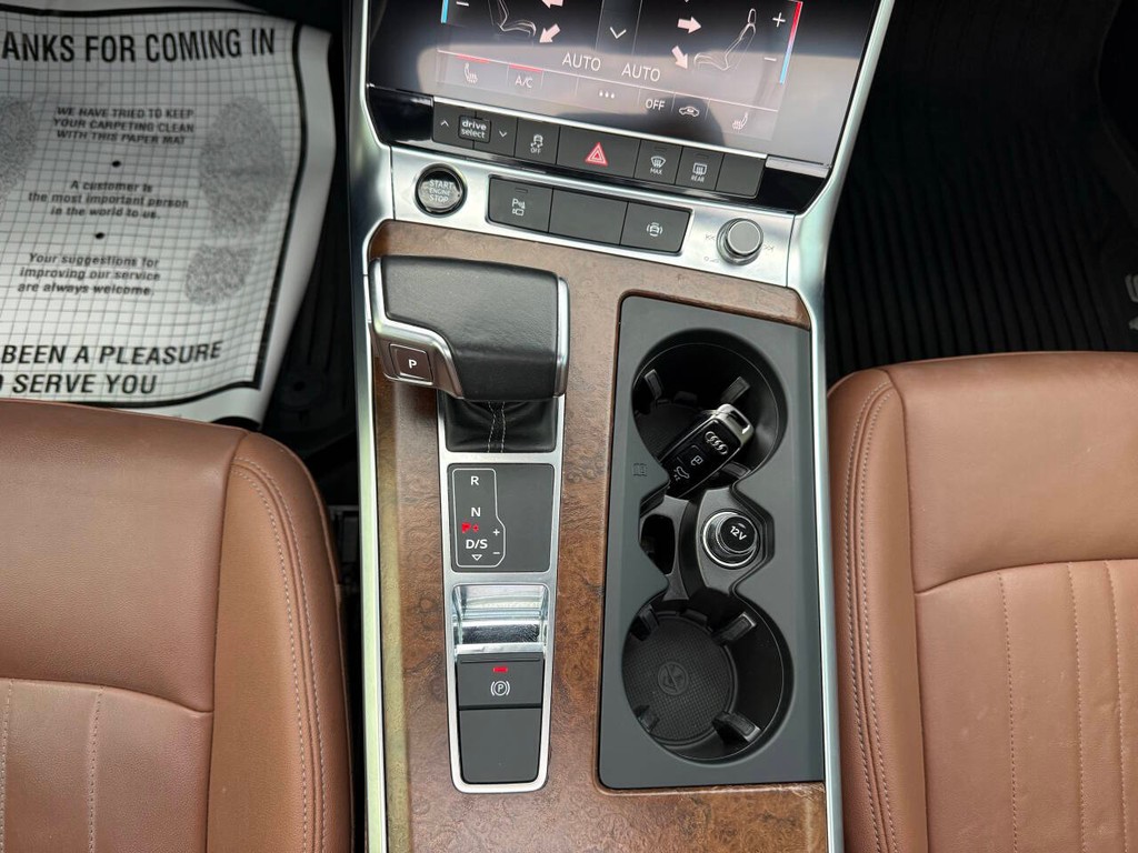 Audi A6 Sedan Vehicle Full-screen Gallery Image 32