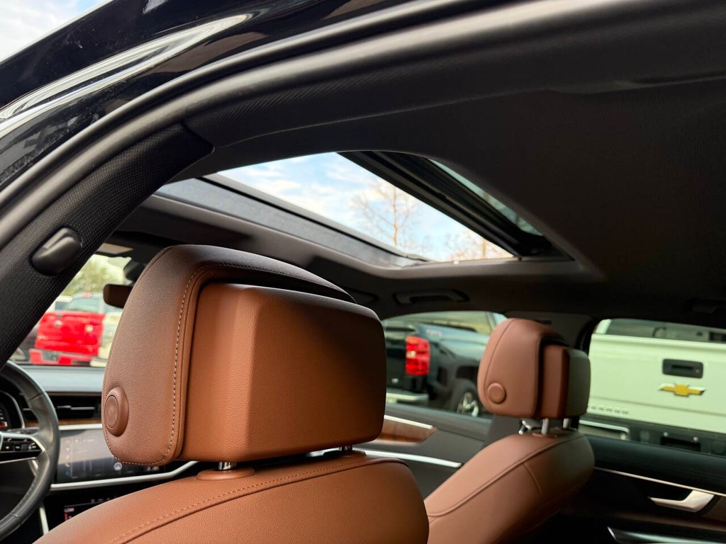 Audi A6 Sedan Vehicle Full-screen Gallery Image 35