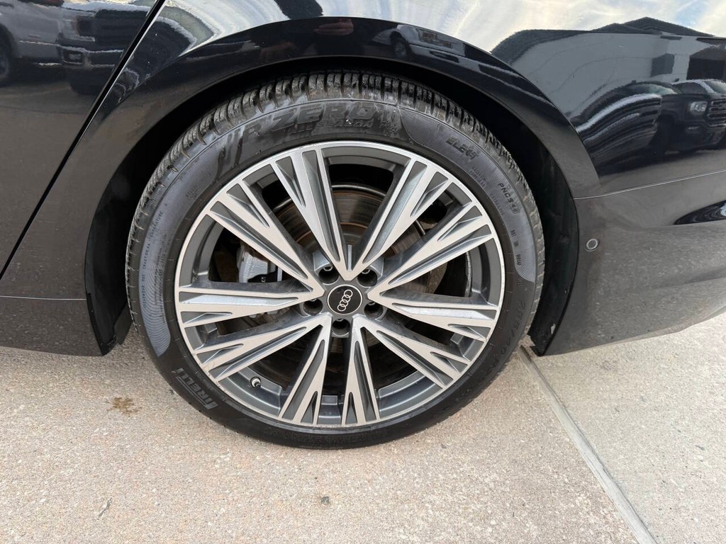 Audi A6 Sedan Vehicle Full-screen Gallery Image 40