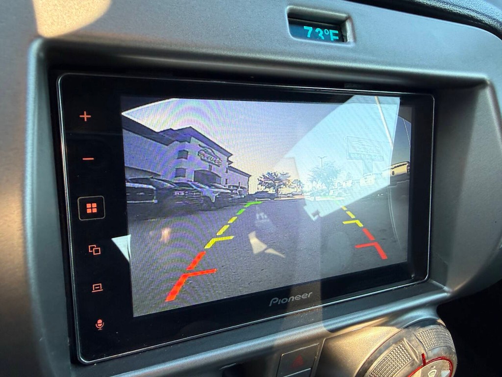 Chevrolet Camaro Vehicle Full-screen Gallery Image 21