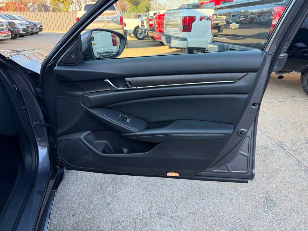 Honda Accord Sedan Vehicle Full-screen Gallery Image 11