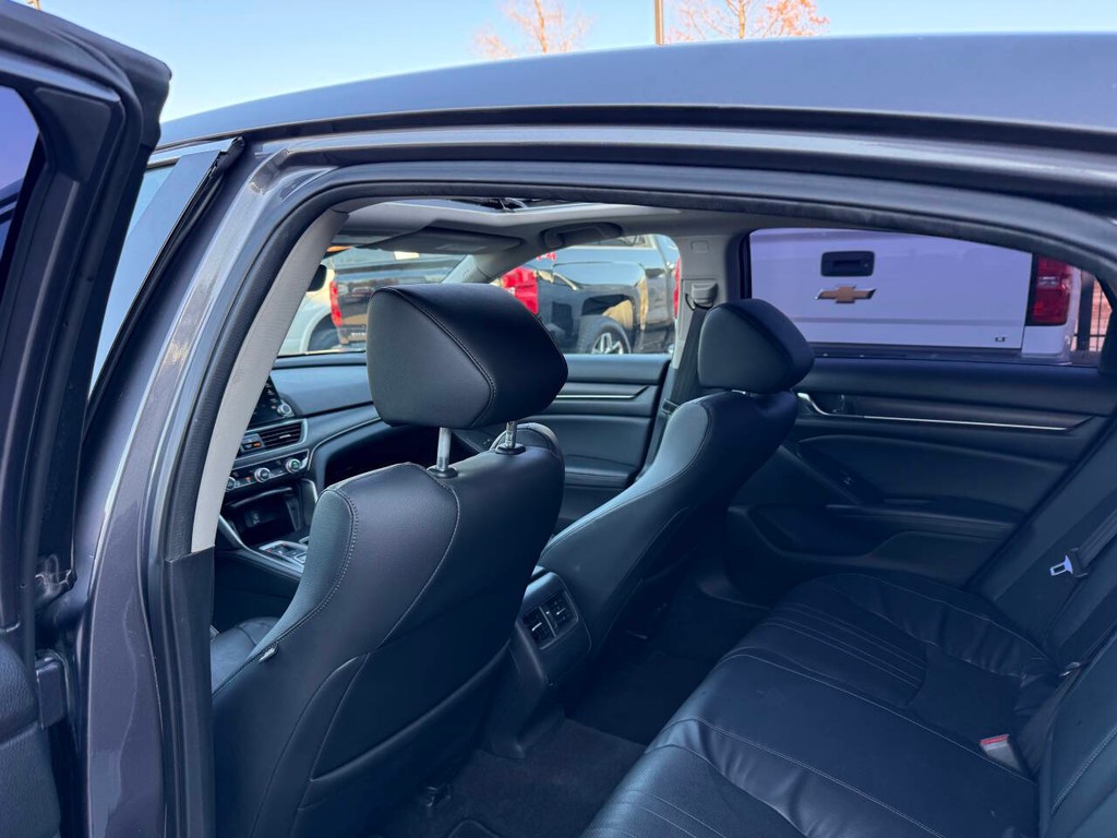 Honda Accord Sedan Vehicle Full-screen Gallery Image 12