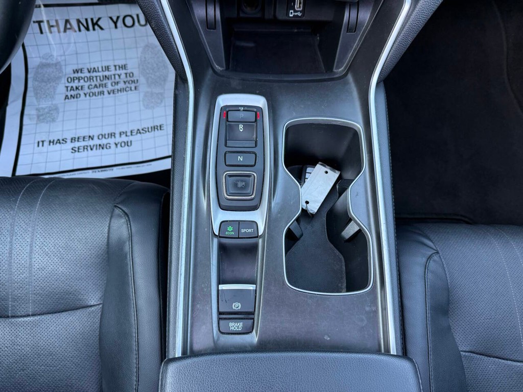 Honda Accord Sedan Vehicle Full-screen Gallery Image 29