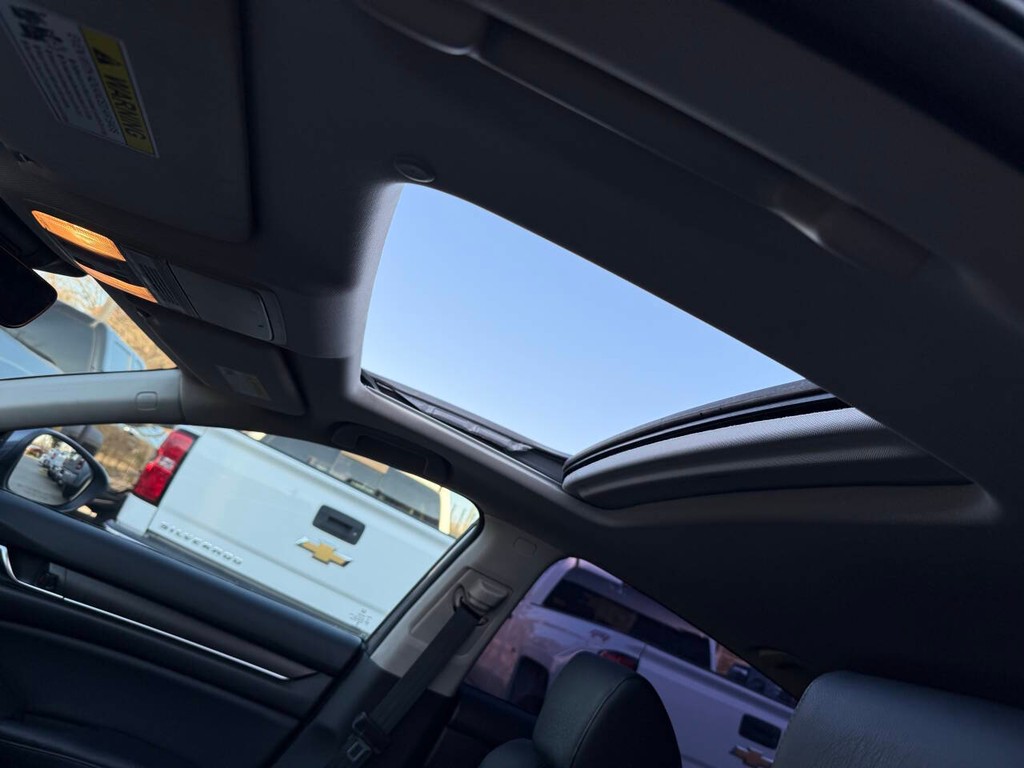 Honda Accord Sedan Vehicle Full-screen Gallery Image 31