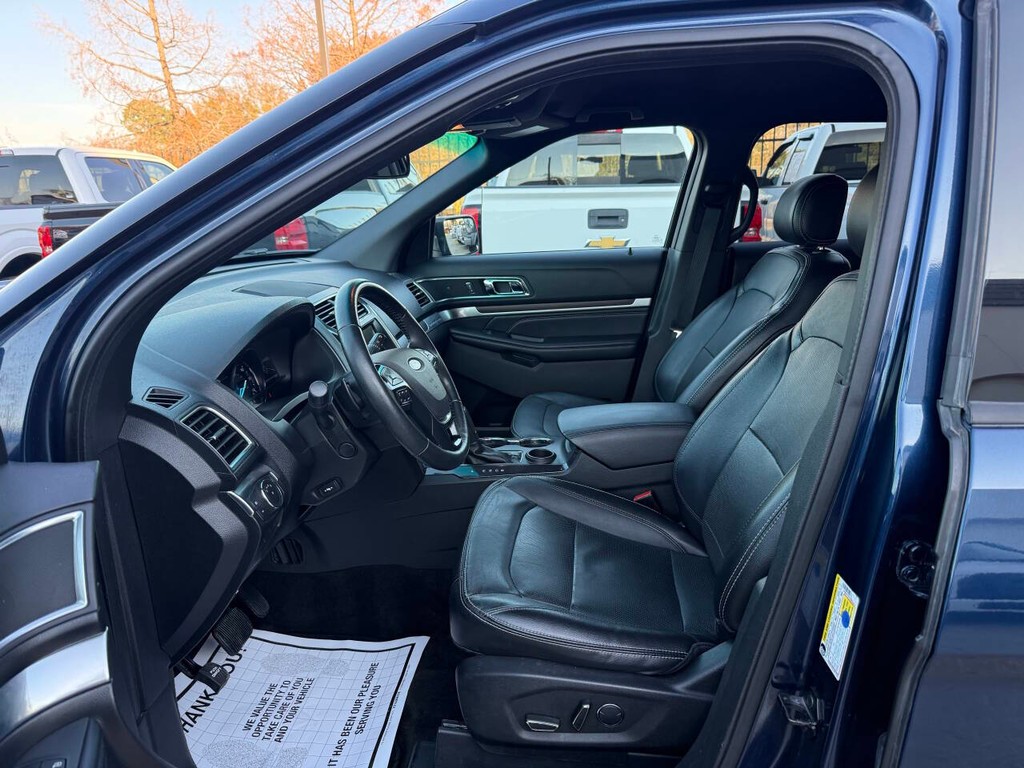 Ford Explorer Vehicle Full-screen Gallery Image 07