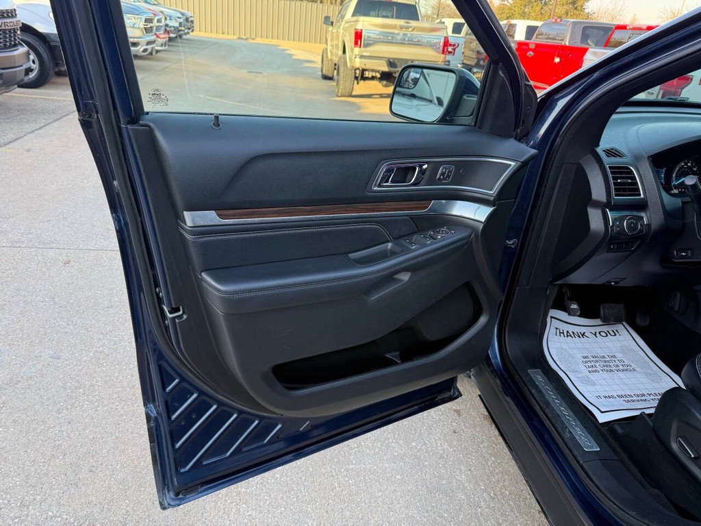 Ford Explorer Vehicle Full-screen Gallery Image 08