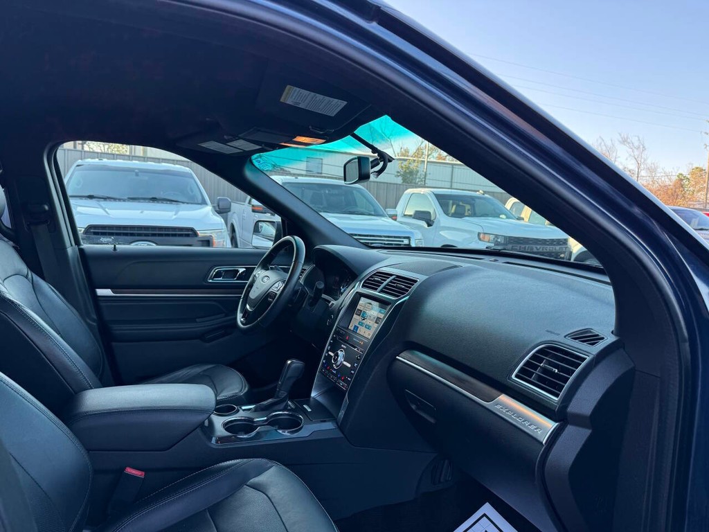 Ford Explorer Vehicle Full-screen Gallery Image 09