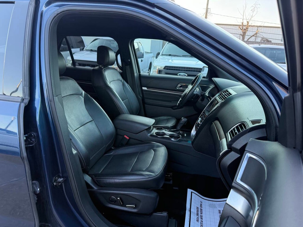 Ford Explorer Vehicle Full-screen Gallery Image 10