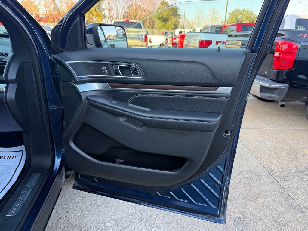 Ford Explorer Vehicle Full-screen Gallery Image 11