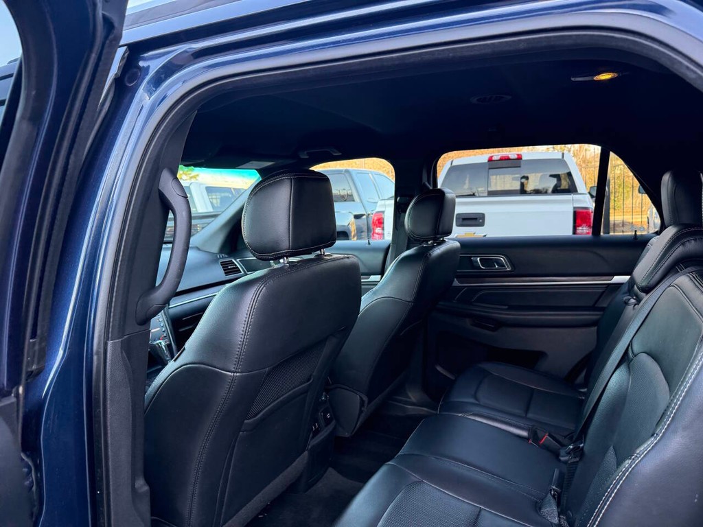 Ford Explorer Vehicle Full-screen Gallery Image 12