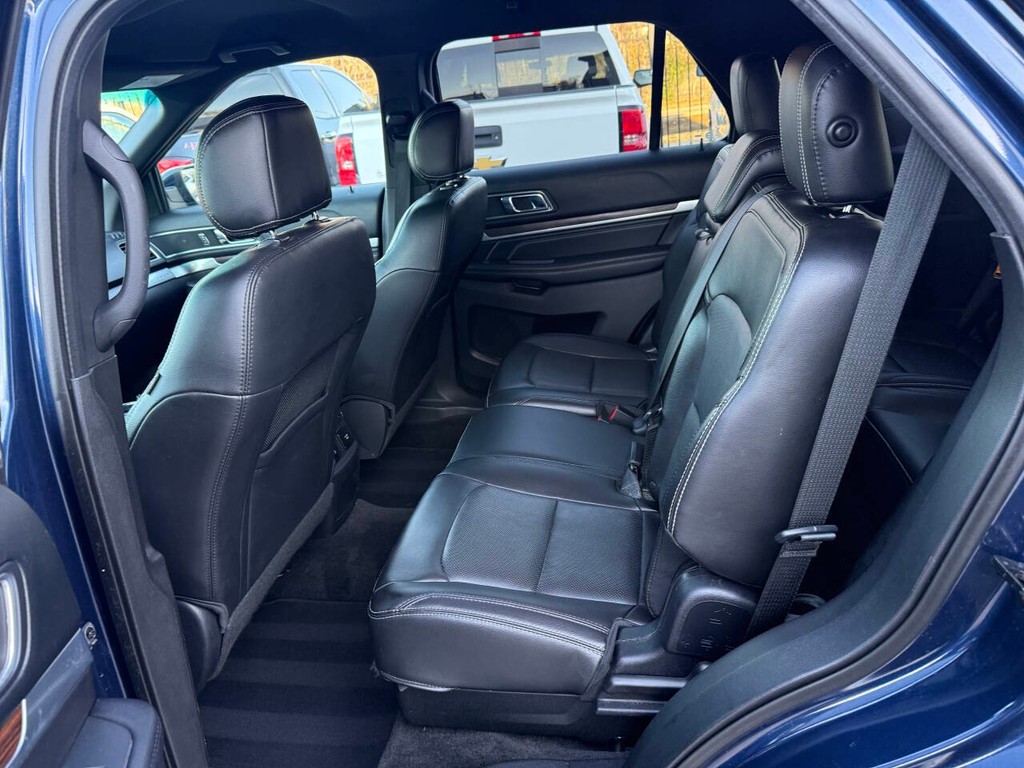 Ford Explorer Vehicle Full-screen Gallery Image 13