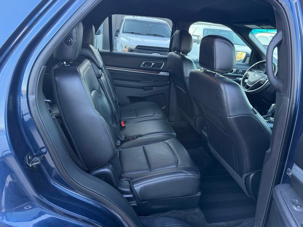 Ford Explorer Vehicle Full-screen Gallery Image 16