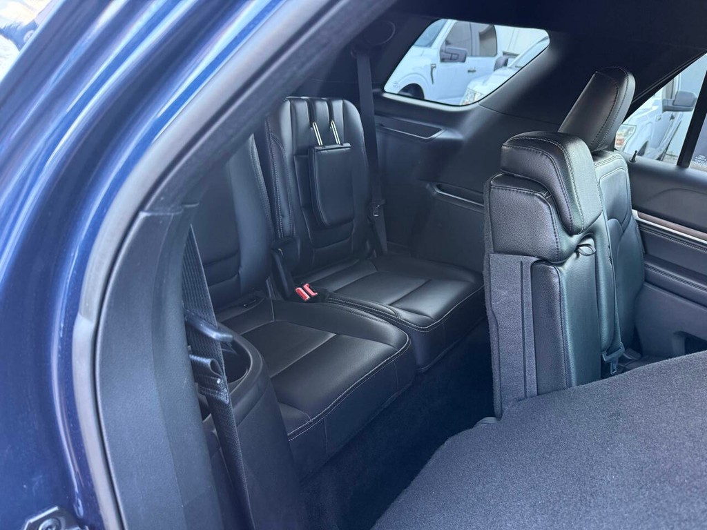 Ford Explorer Vehicle Full-screen Gallery Image 17