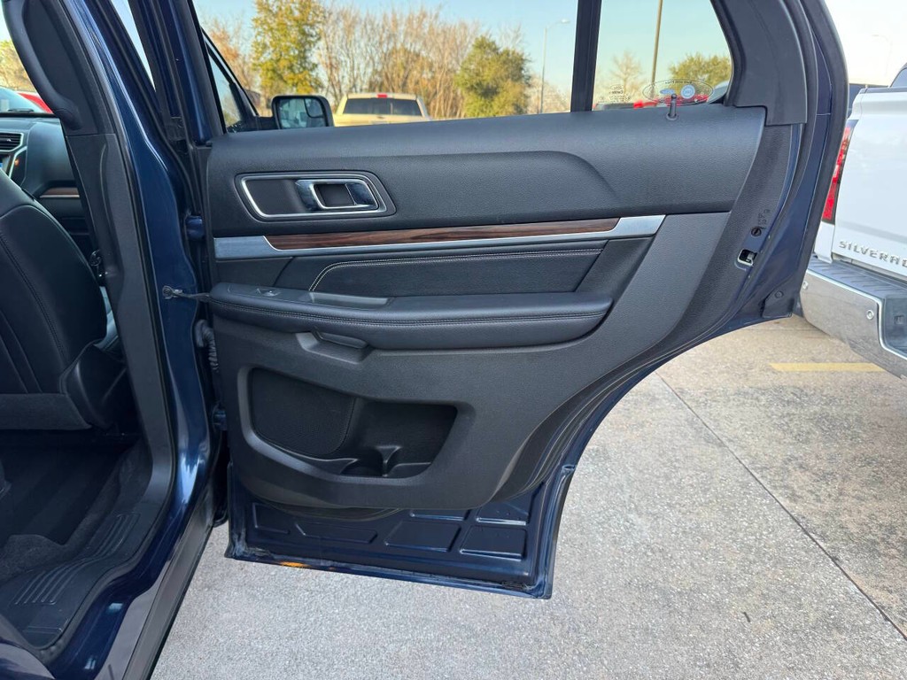 Ford Explorer Vehicle Full-screen Gallery Image 18