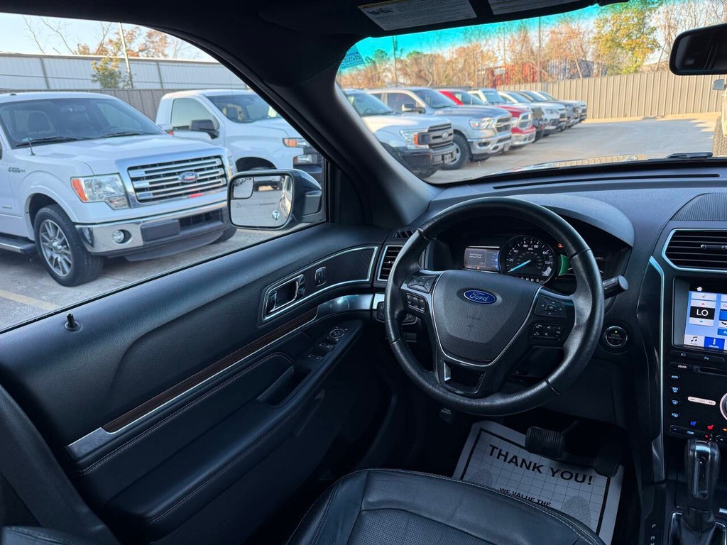 Ford Explorer Vehicle Full-screen Gallery Image 21