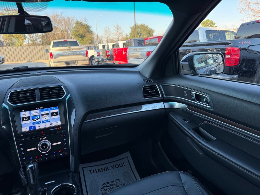 Ford Explorer Vehicle Full-screen Gallery Image 22