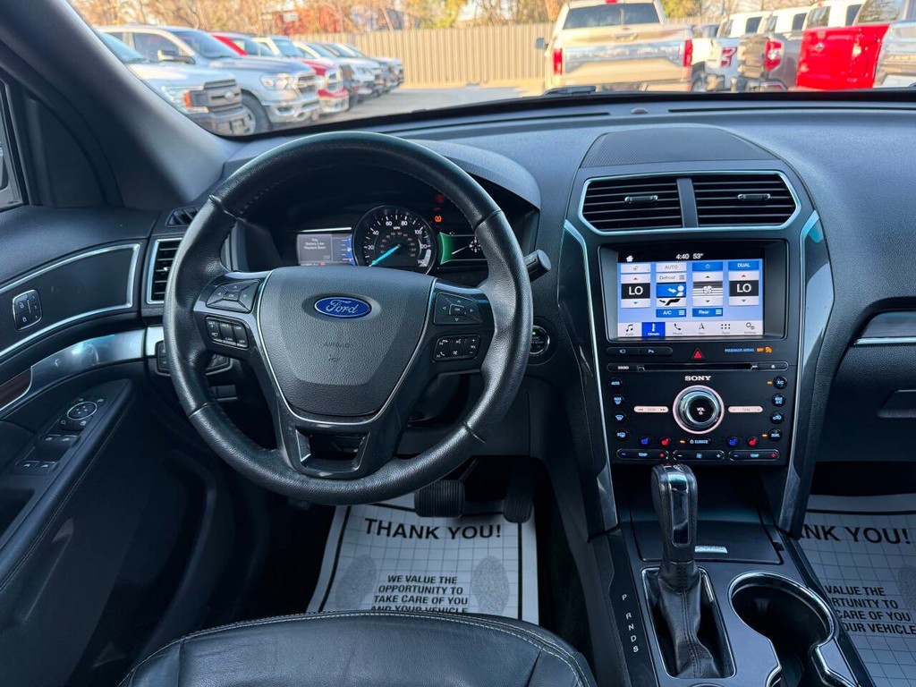 Ford Explorer Vehicle Full-screen Gallery Image 23