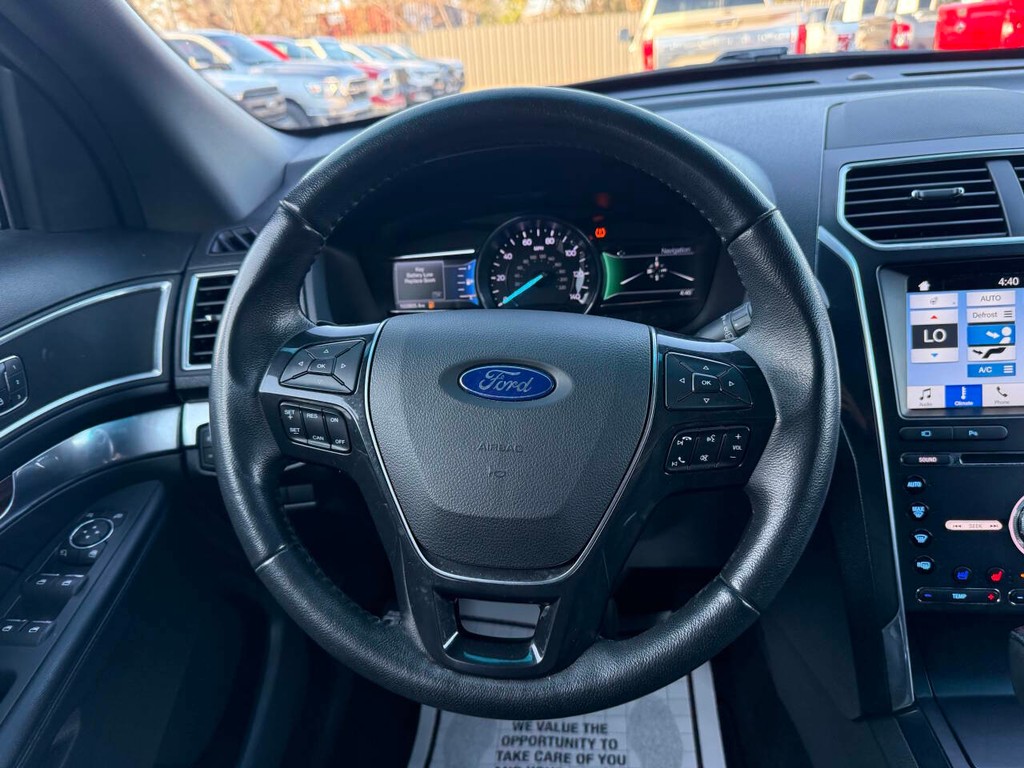 Ford Explorer Vehicle Full-screen Gallery Image 24