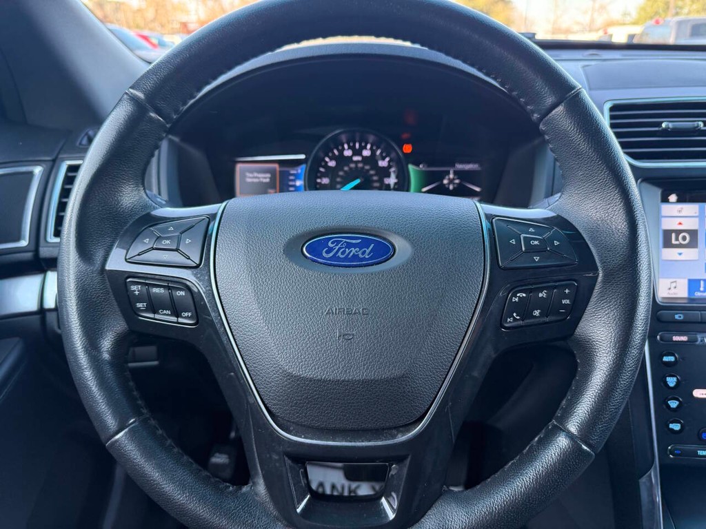 Ford Explorer Vehicle Full-screen Gallery Image 25