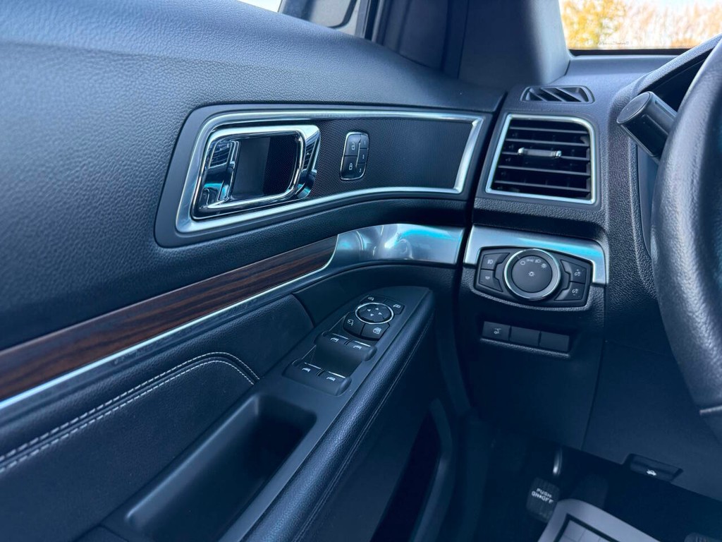 Ford Explorer Vehicle Full-screen Gallery Image 32