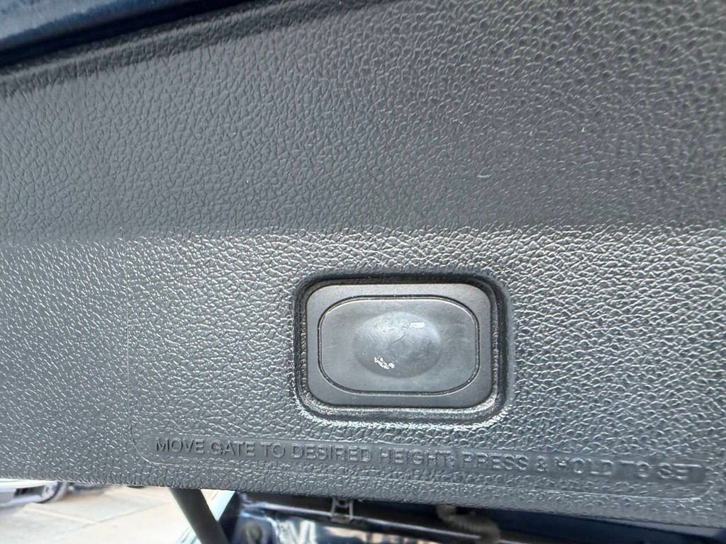 Ford Explorer Vehicle Full-screen Gallery Image 39