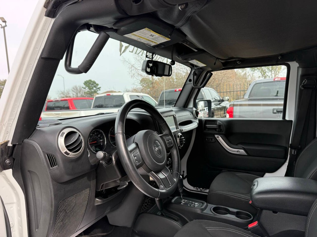 Jeep Wrangler JK Unlimited Vehicle Full-screen Gallery Image 06