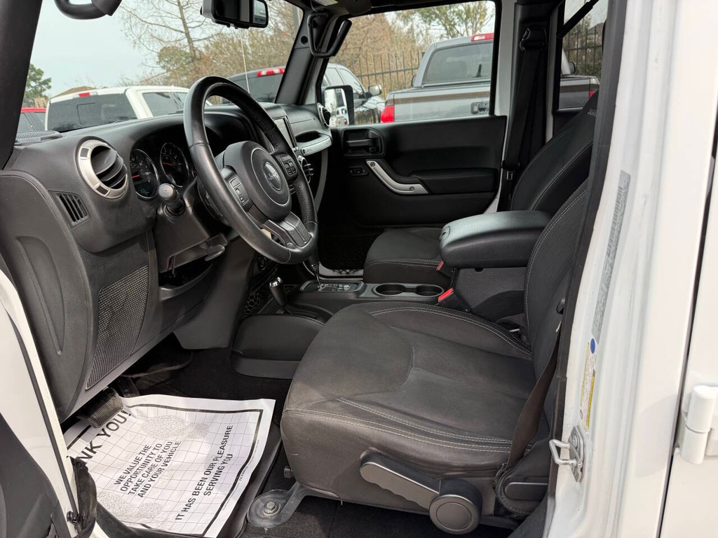 Jeep Wrangler JK Unlimited Vehicle Full-screen Gallery Image 07