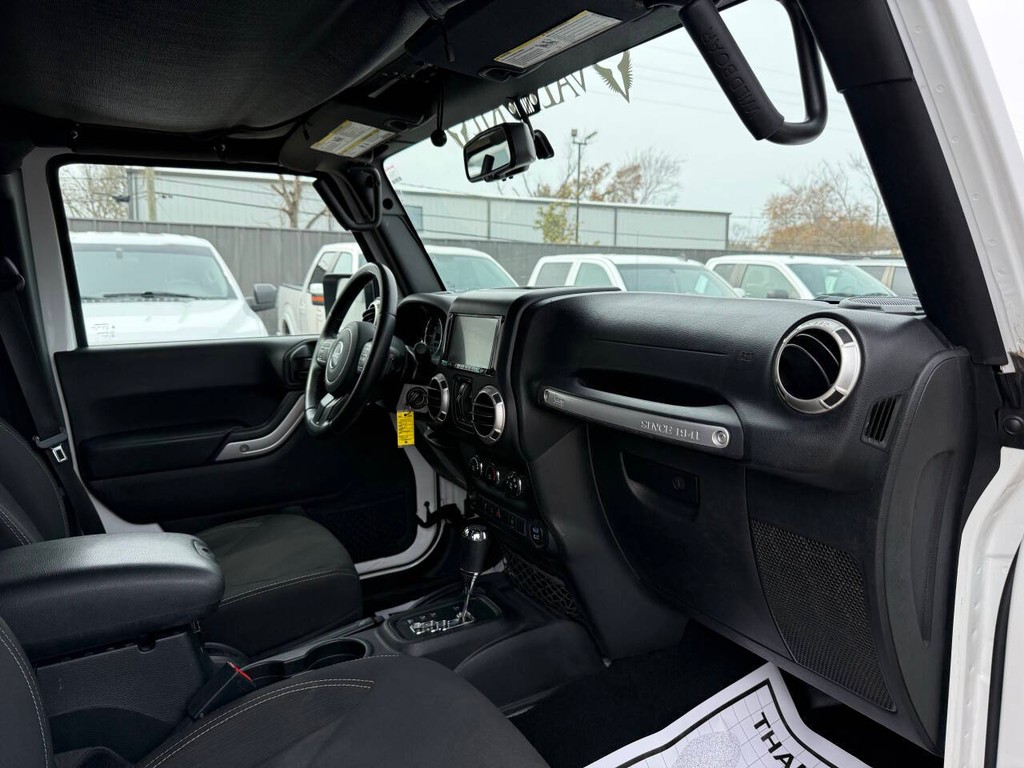 Jeep Wrangler JK Unlimited Vehicle Full-screen Gallery Image 09