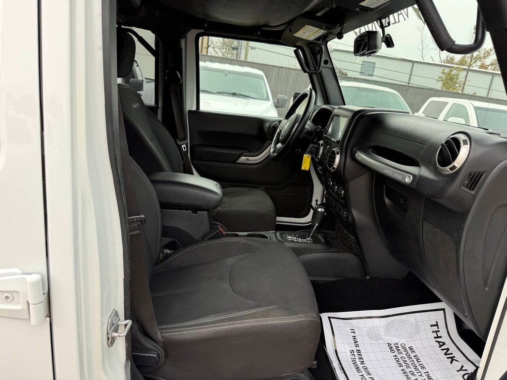 Jeep Wrangler JK Unlimited Vehicle Full-screen Gallery Image 10