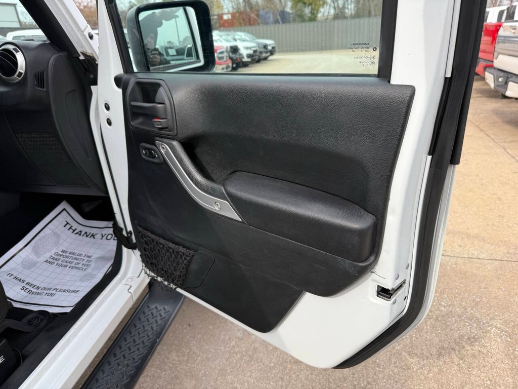 Jeep Wrangler JK Unlimited Vehicle Full-screen Gallery Image 11