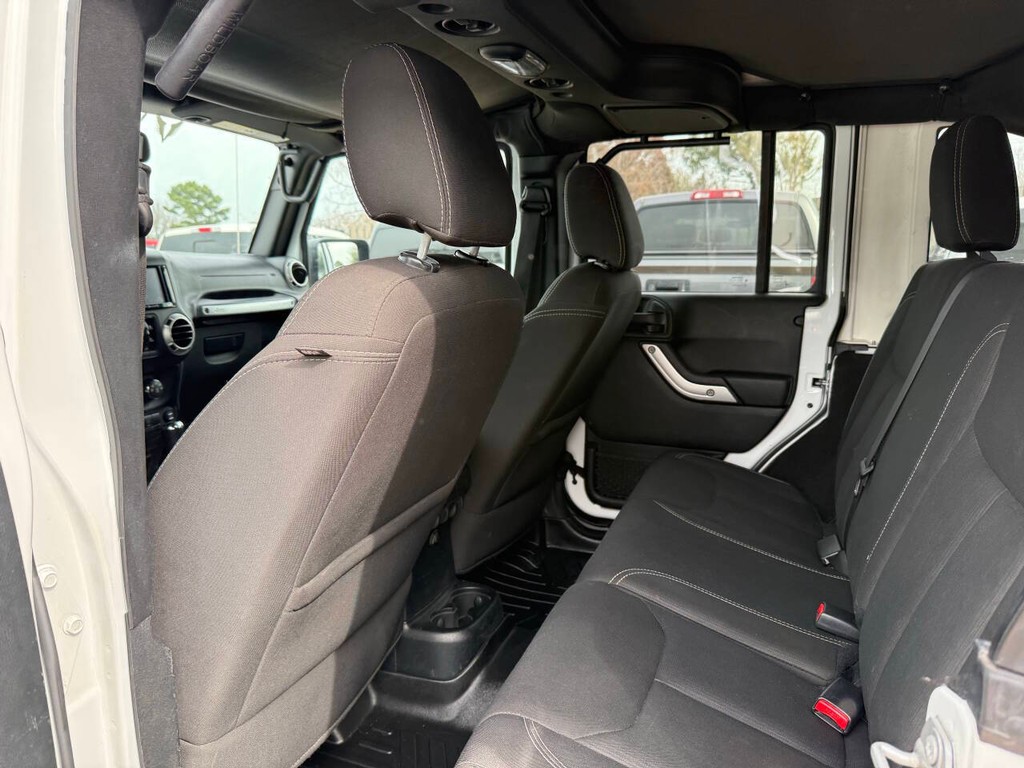 Jeep Wrangler JK Unlimited Vehicle Full-screen Gallery Image 12