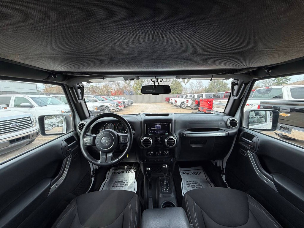 Jeep Wrangler JK Unlimited Vehicle Full-screen Gallery Image 18