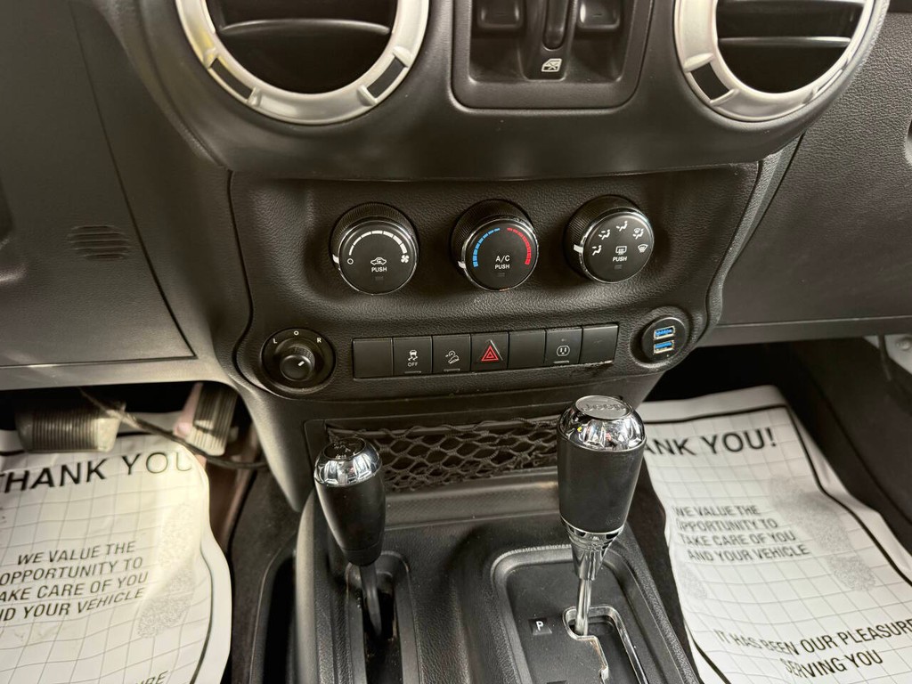 Jeep Wrangler JK Unlimited Vehicle Full-screen Gallery Image 28